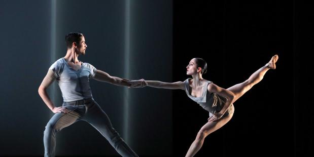 Twee dansers uit de voorstelling ICOON van Introdans