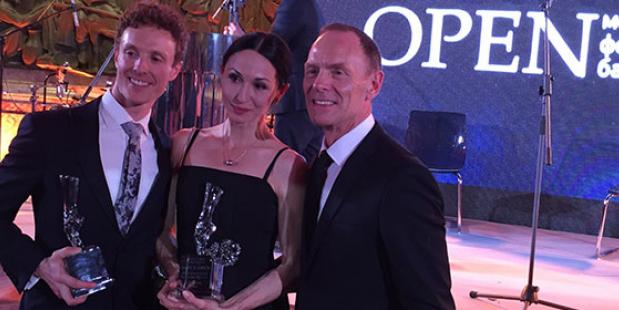 Prijswinnaars Anna Tsygankova, Remi Wörtmeyer met hun Awards vergezeld door Ted Brandsen, directeur van Het Nationale Ballet.
