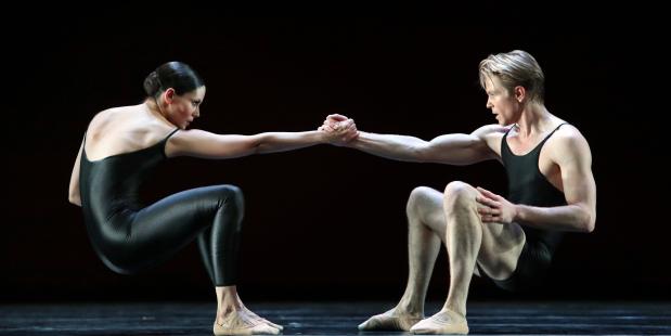 Dansers Igone de Jongh & Marijn Rademaker in Deja Vu.  Fotografie Hans Gerritsen