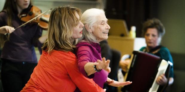 Jet Bussemaker bezoekt vernieuwend dansproject voor ouderen in woonzorgcentrum