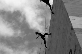 acrobatiek dans gebouw aerial dance