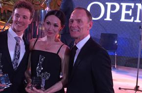 Prijswinnaars Anna Tsygankova, Remi Wörtmeyer met hun Awards vergezeld door Ted Brandsen, directeur van Het Nationale Ballet.