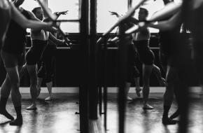 Dansers in de dansschool. Foto: unsplash