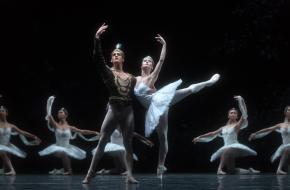 Daniel Camargo & Anna Tsygankova, ensemble in La Bayadere - Het Nationale Ballet. © Marc Haegeman