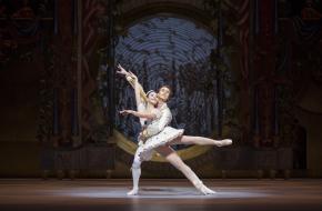 Het Nationale Ballet - Notenkraker en Muizenkoning foto Angela Sterling Dansers Maia Makhateli & Artur Shesterikov