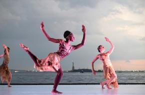 Afrikaanse dansers vertolken Rite of Spring in Dancing At Dusk