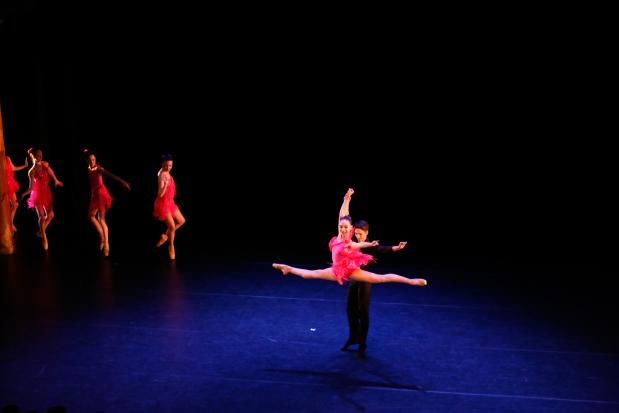 Het Jove Ballet de Catalunya met in het midden winnares Marta González en danspartner Carlos Lopez, die eveneens in de prijzen viel. © Marco Cappalunga