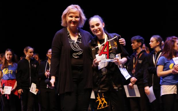 Overall winner Marta González met haar prijs en met jurylid Astrid van Leeuwen. © Marco Cappalunga